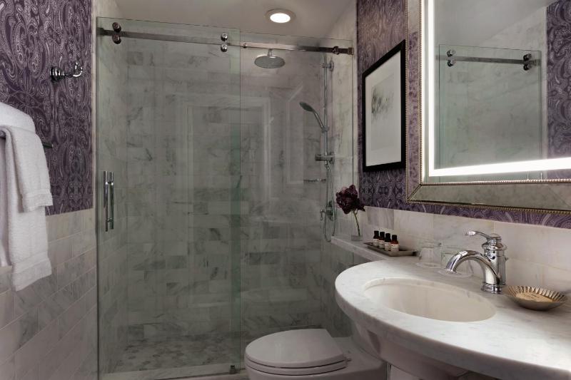 Deluxe King Room with Bay View image 2