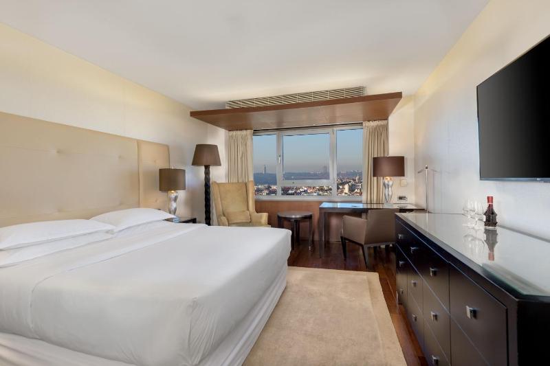 Club Queen Room image 1