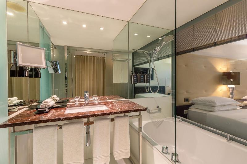 Club, Club lounge access, Guest room, 2 Twin/Single Bed(s) image 3