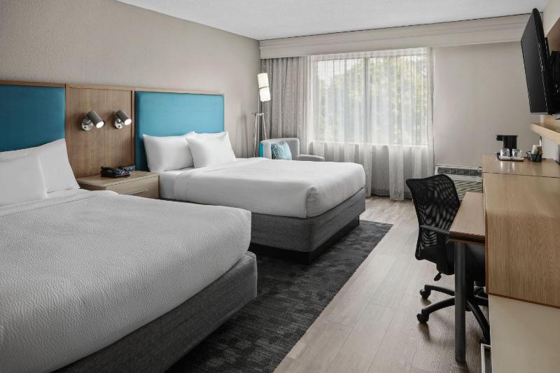 Queen Room with Two Queen Beds image 3
