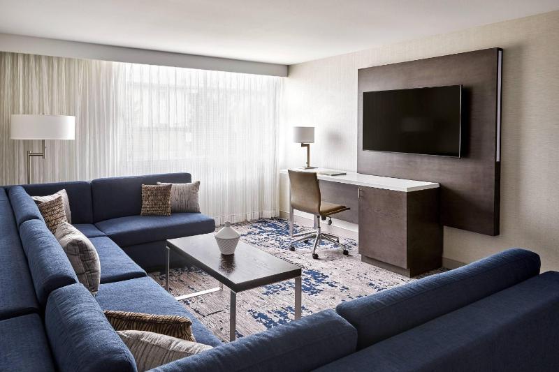 Suite, 1 King image 3