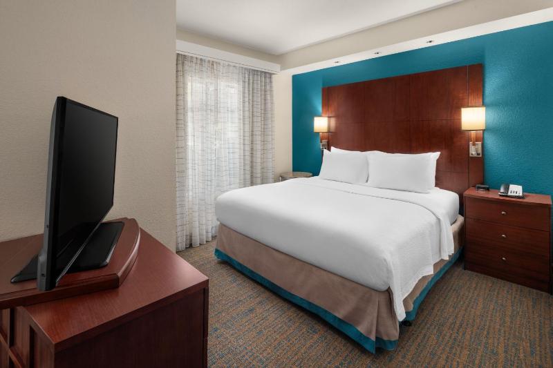 One-Bedroom King Suite with Sofa Bed image 4