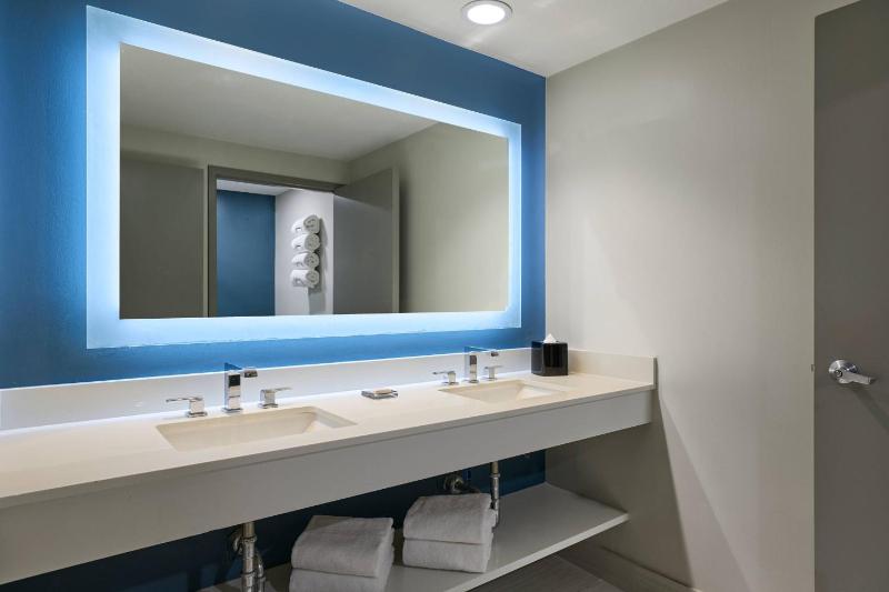 Guest Room, One King, Water View, Captiva Tower, Balcony image 3