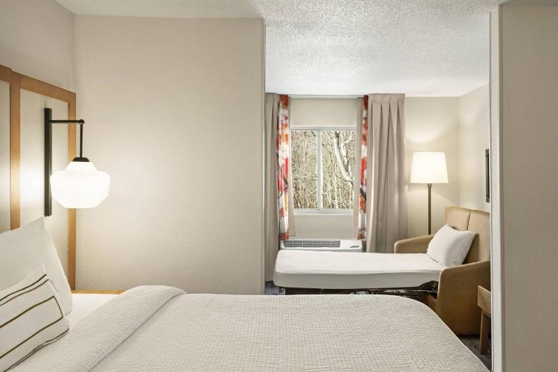 Deluxe King Guest Room with Sofa Bed image 4