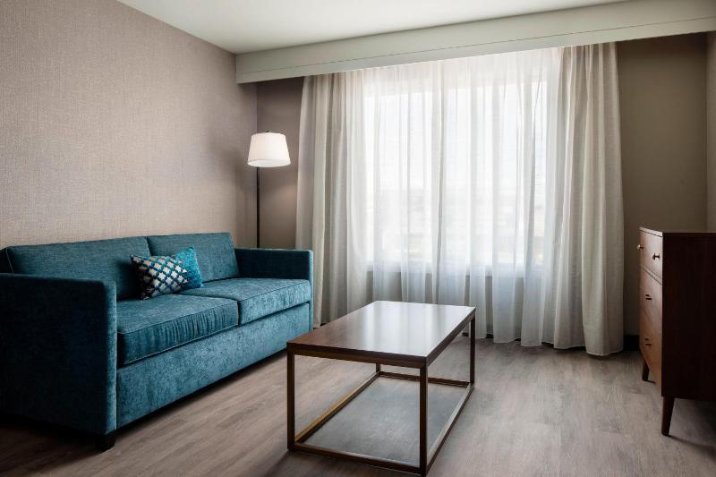 Junior Suite, 1 King, Alternate bed: sofa bed image 3