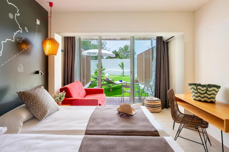 Superior Twin Room image 3