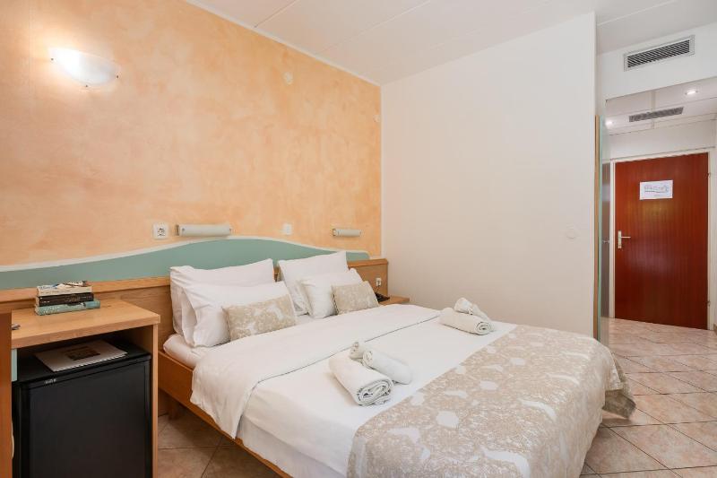 Economy Double or Twin Room image 4