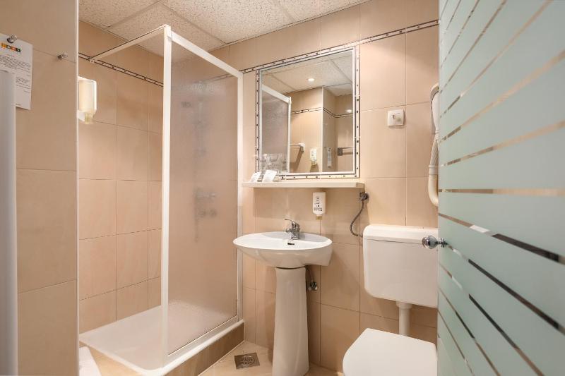 Double Room with Balcony and Sea View image 3