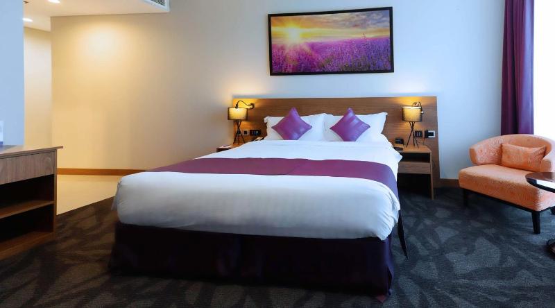 Deluxe Room Partial Canal View image 1