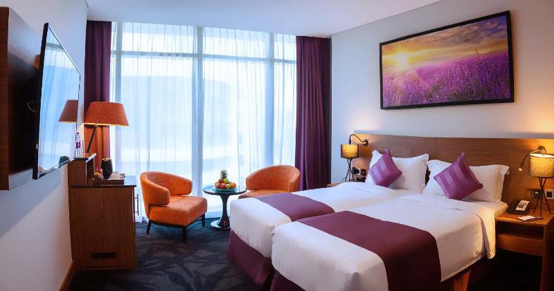 Deluxe Room Partial Canal View image 3