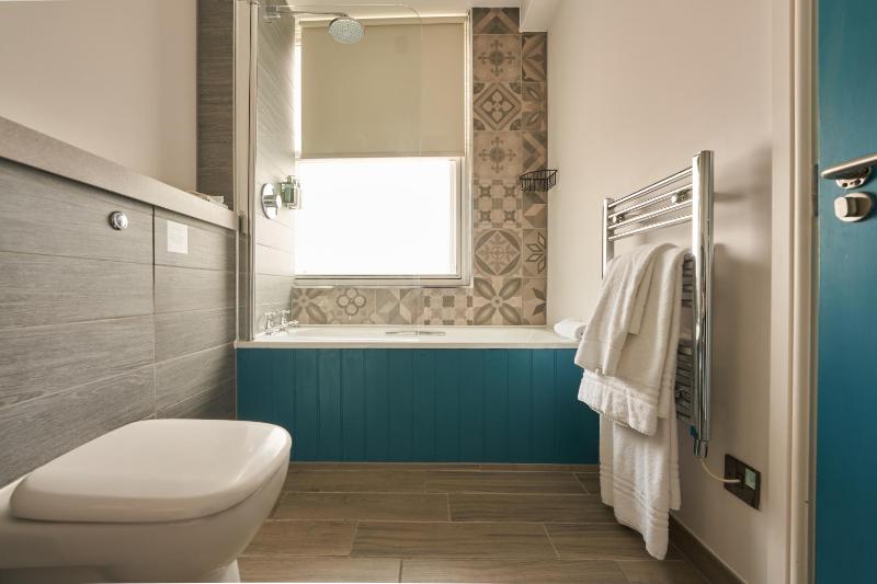 Superior Queen or Twin Room with River View image 4