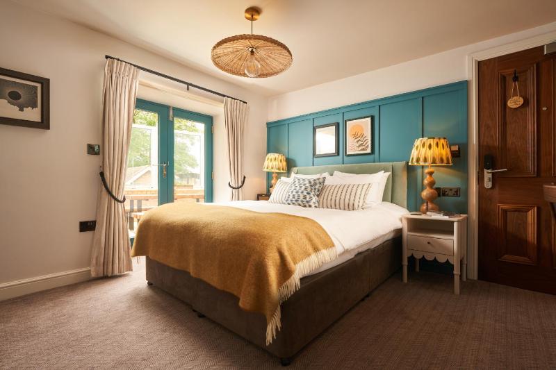 Superior Queen or Twin Room with River View image 1