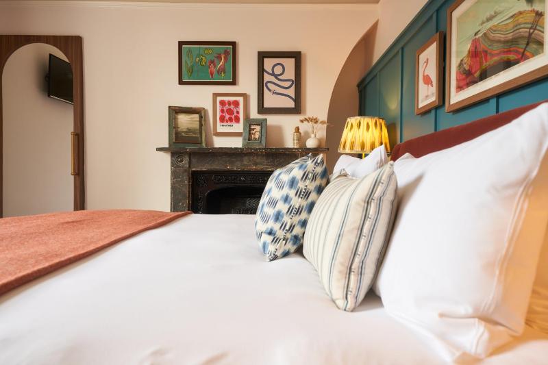 Queen Room image 3