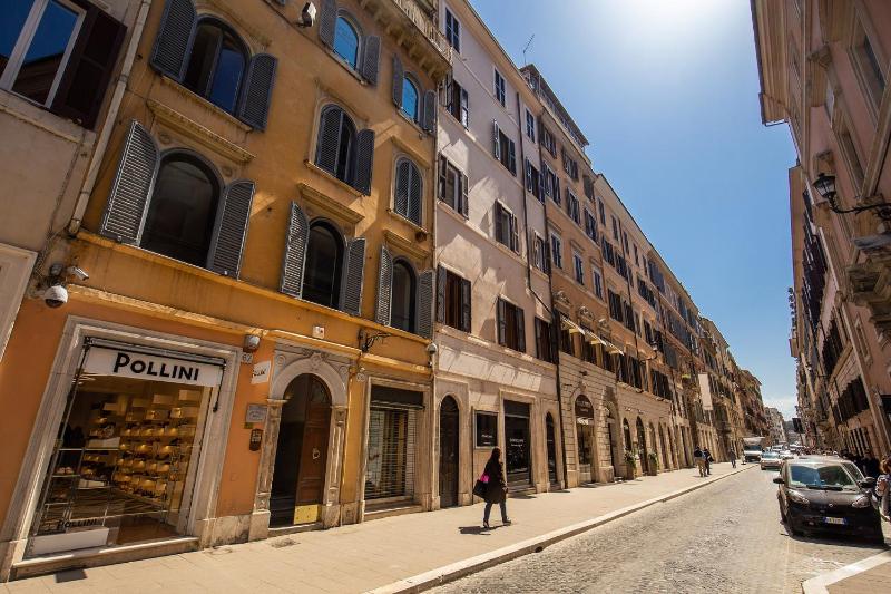 Deluxe Double Room image 2