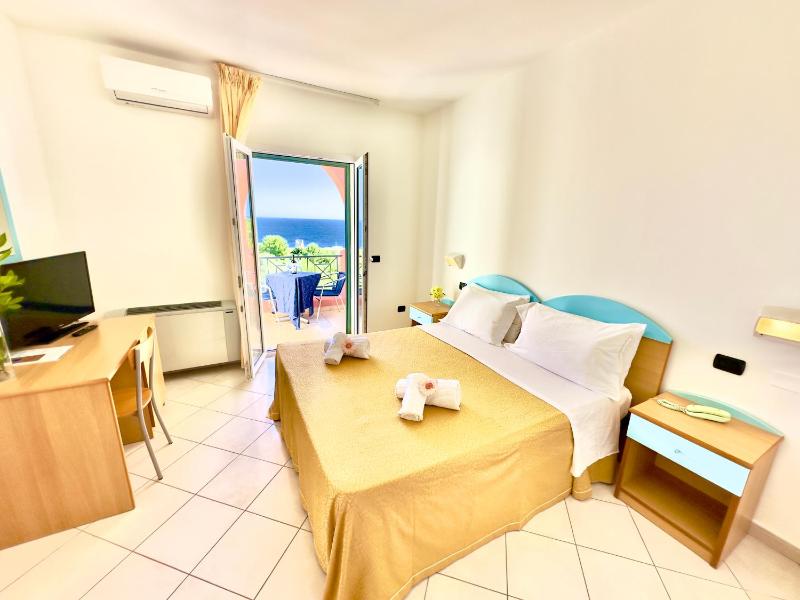 Double Room with Terrace and Sea Views image 1
