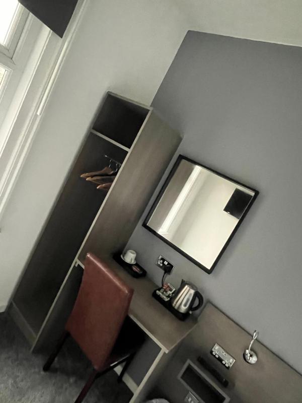 Twin Room with Shower image 2