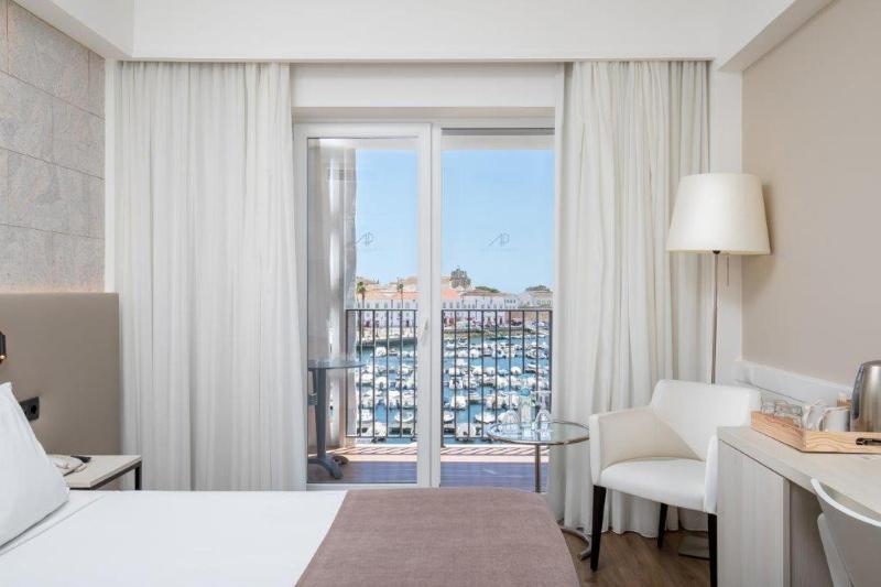 Double or Twin Room with Marina View image 4