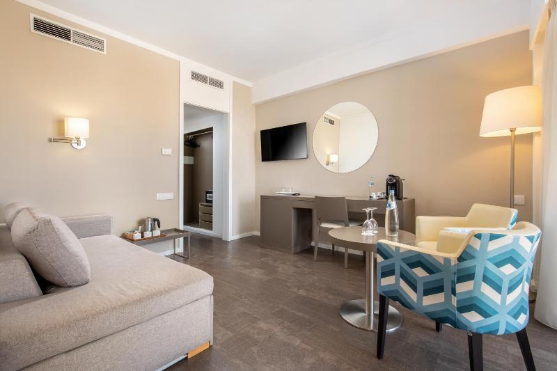 Suite with City View image 3