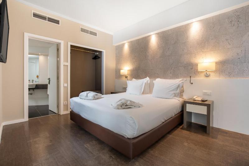 Suite with Marina View image 4