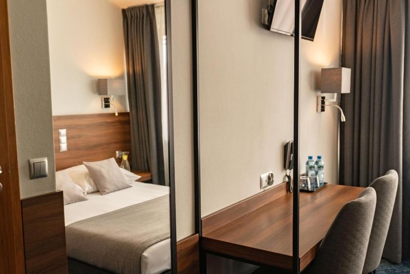 Single Room image 3