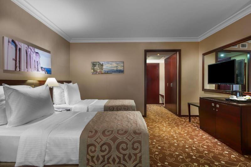 Deluxe Room image 3