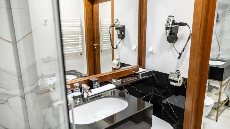 Classic Room with 1 or 2 Beds with Rollaway Bed  image 4