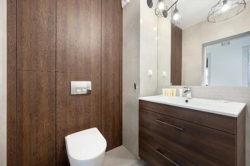 Wyjątkowy Apartament z Parkingiem dla 6 osób by Noclegi Renters - image 4