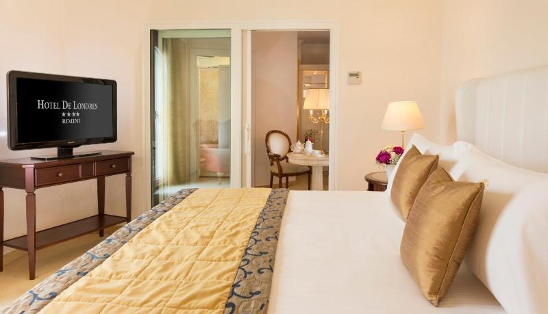 Perignon Suite with Sea View with Spa access image 3