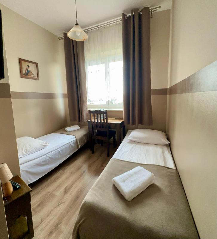 Twin Room image 3