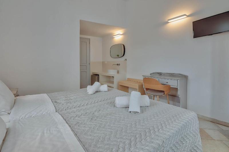 Double or Twin Room image 3