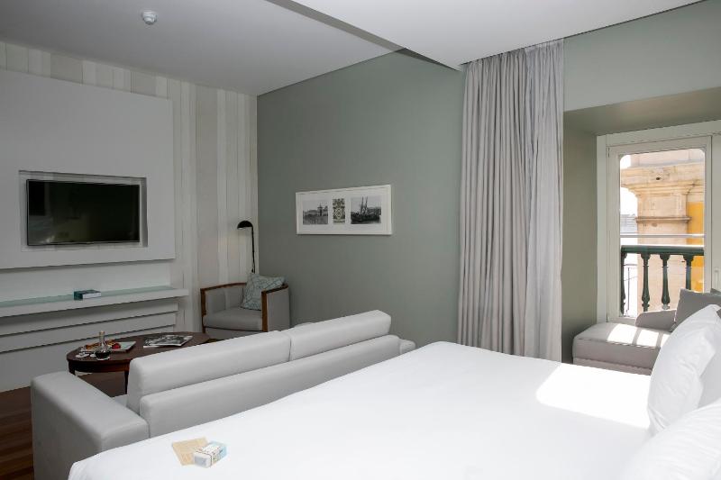 Deluxe Room with King Size Bed  (2 Adults + 1 Child) image 4