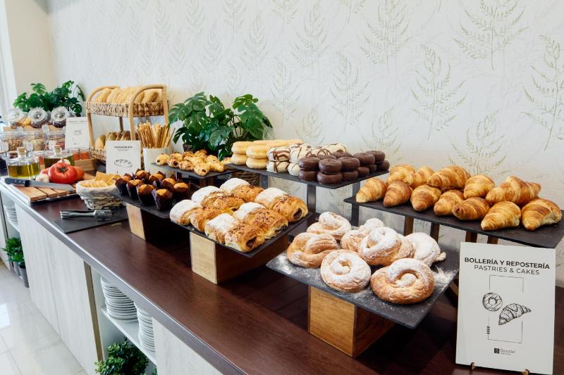 Family Room (3 Adults) image 1