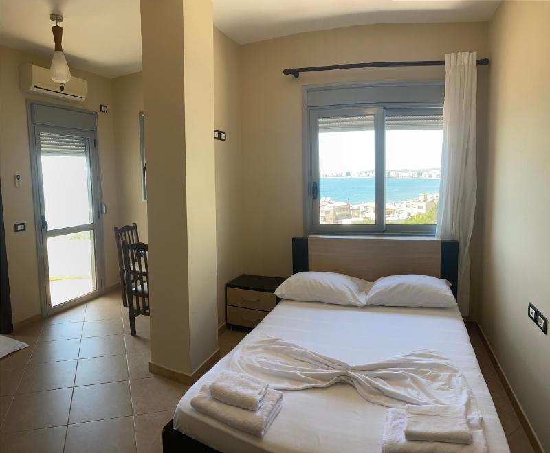 Double Room with Balcony and Sea View image 3