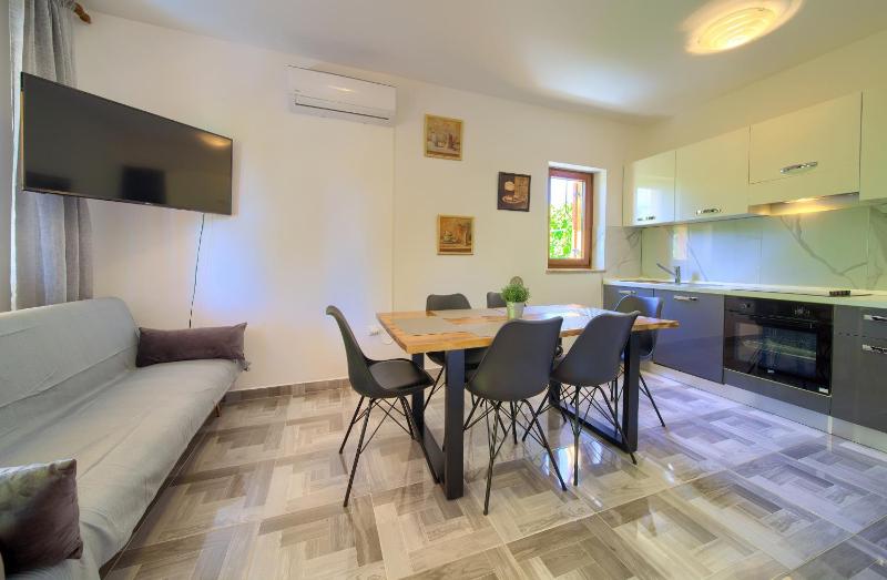 Apartment BAZINA - airconditioning parking 500m from the beach - image 14
