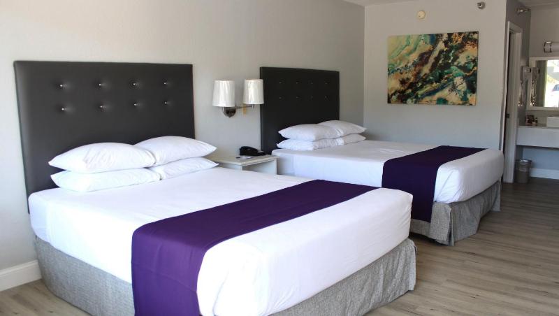 Deluxe Room with Two Queen Beds - Non smoking image 1