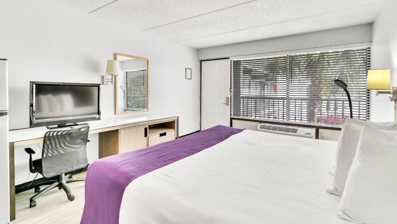 King Room - Non-Smoking image 3