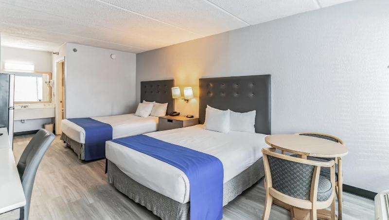 Queen Room with Two Queen Beds - Non-Smoking image 4