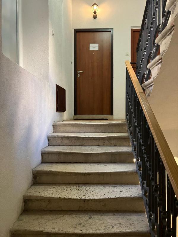 Deluxe One-Bedroom Apartment image 2