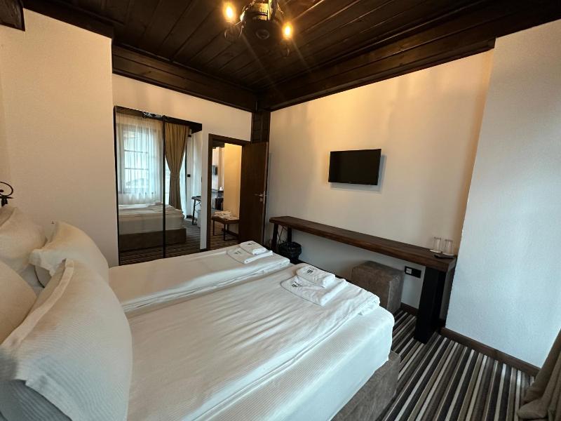 Quadruple Room image 4