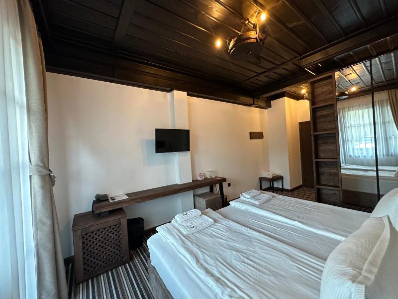 Quadruple Room image 3