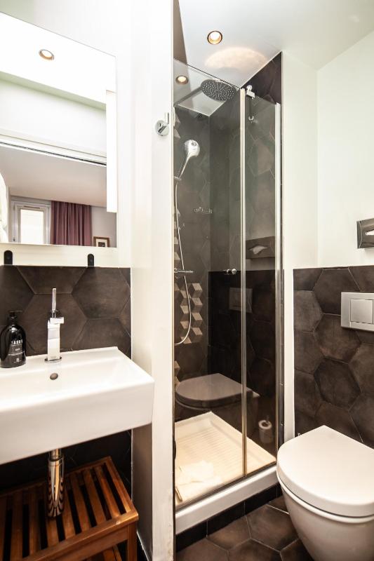 Small Double Room image 3