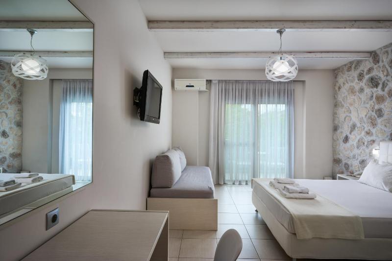 Triple Room with Garden View image 1