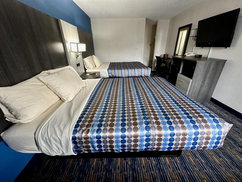 Queen Room with Two Queen Beds - Smoking image 3