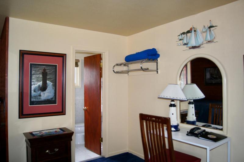 Standard Queen Room image 3