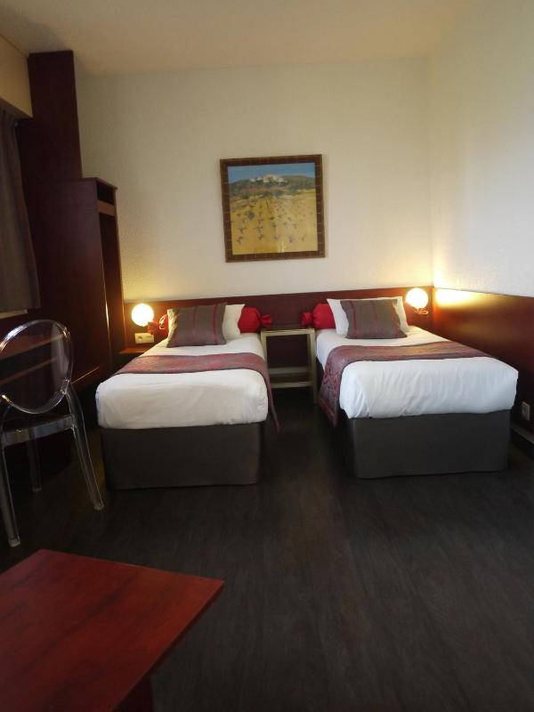 Standard Twin Room image 4