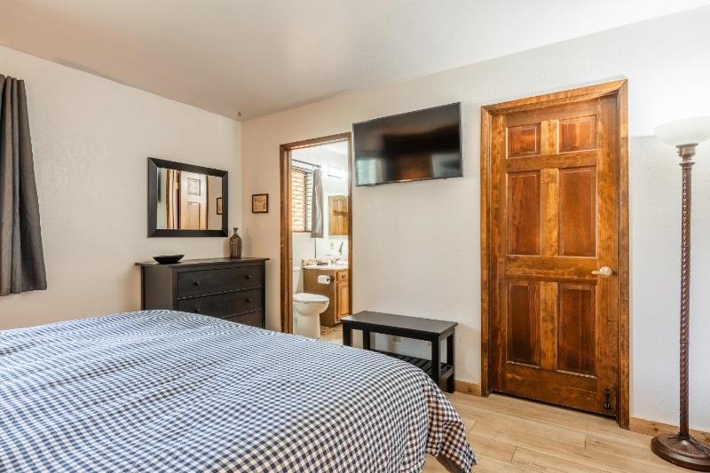 Snowflower #79 - Updated 2 Bedroom & Loft 3 Bath Sleeps 8 Steps away from Free Town Shuttle - image 14