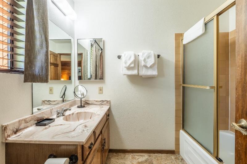 Snowflower #79 - Updated 2 Bedroom & Loft 3 Bath Sleeps 8 Steps away from Free Town Shuttle - image 13