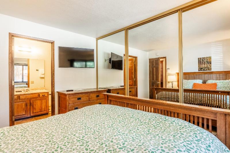 Snowflower #79 - Updated 2 Bedroom & Loft 3 Bath Sleeps 8 Steps away from Free Town Shuttle - image 28