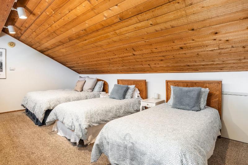 Snowflower #79 - Updated 2 Bedroom & Loft 3 Bath Sleeps 8 Steps away from Free Town Shuttle - image 8