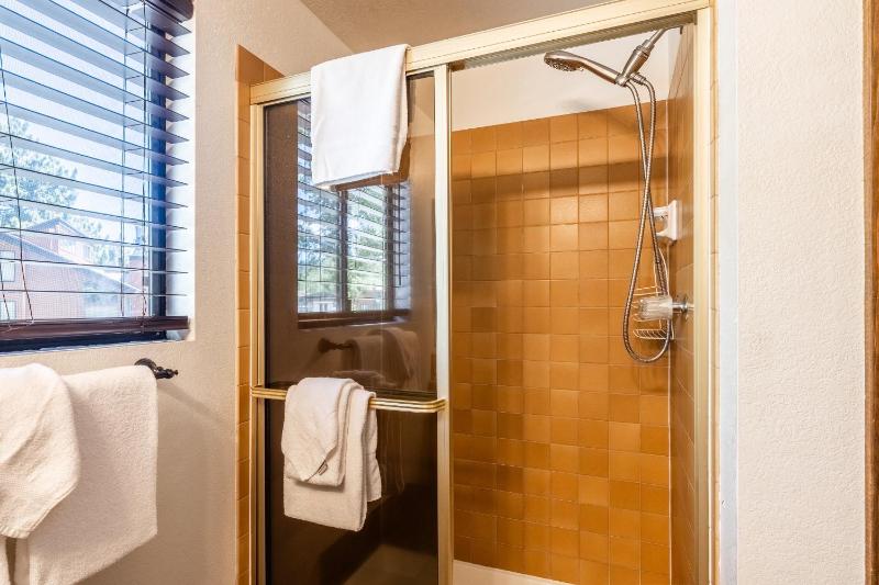 Snowflower #79 - Updated 2 Bedroom & Loft 3 Bath Sleeps 8 Steps away from Free Town Shuttle - image 7